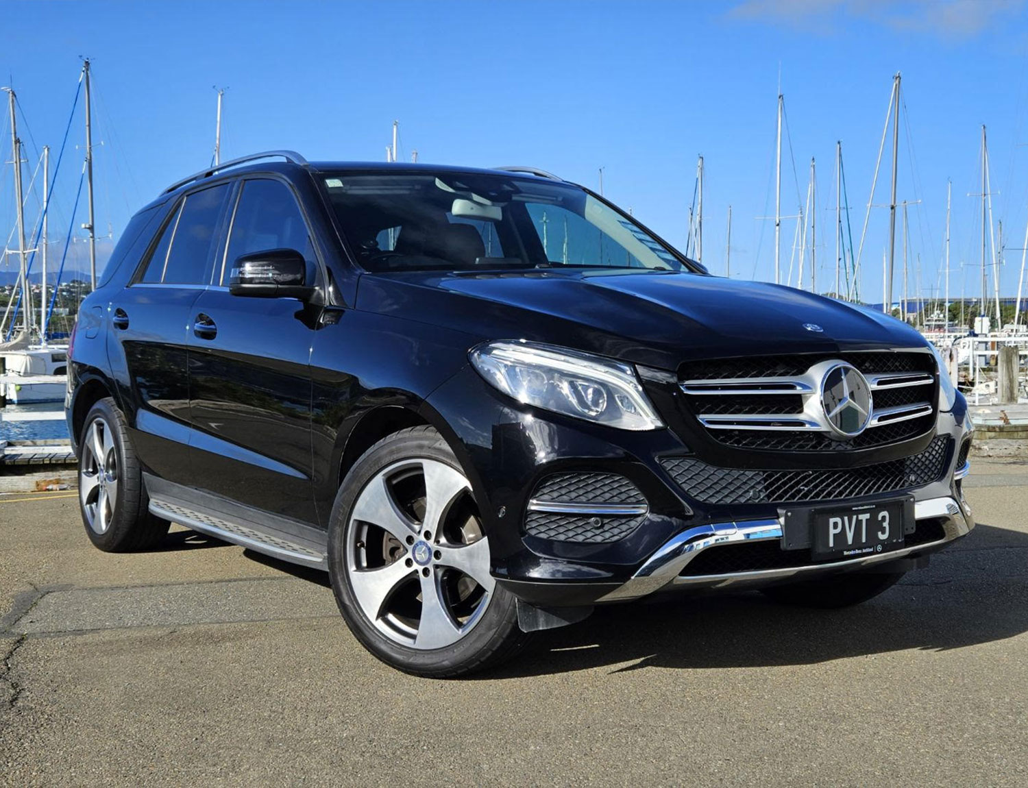 This sleek back Mercedes SUV comes with a range of comfort features.